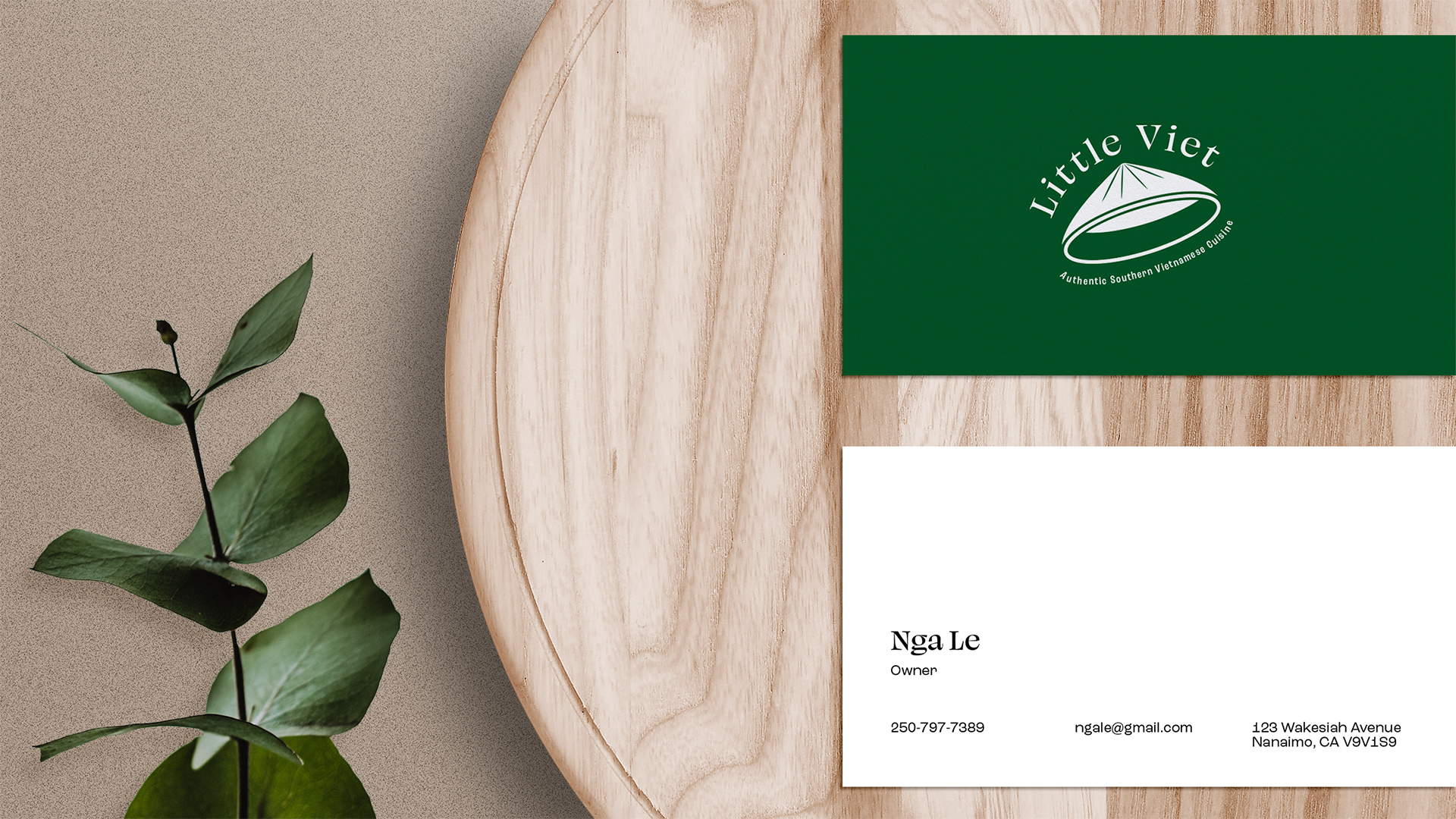 business-card-mockup-on-wooden-tray